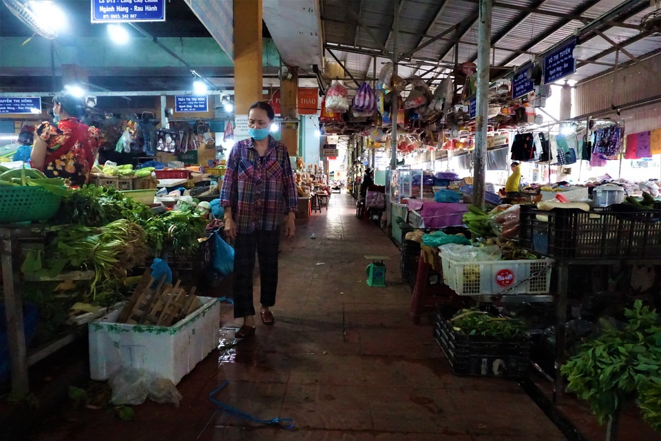 Chợ vắng teo, hàng hóa ế ẩm, tiểu thương bật khóc vì covid-19 - 5