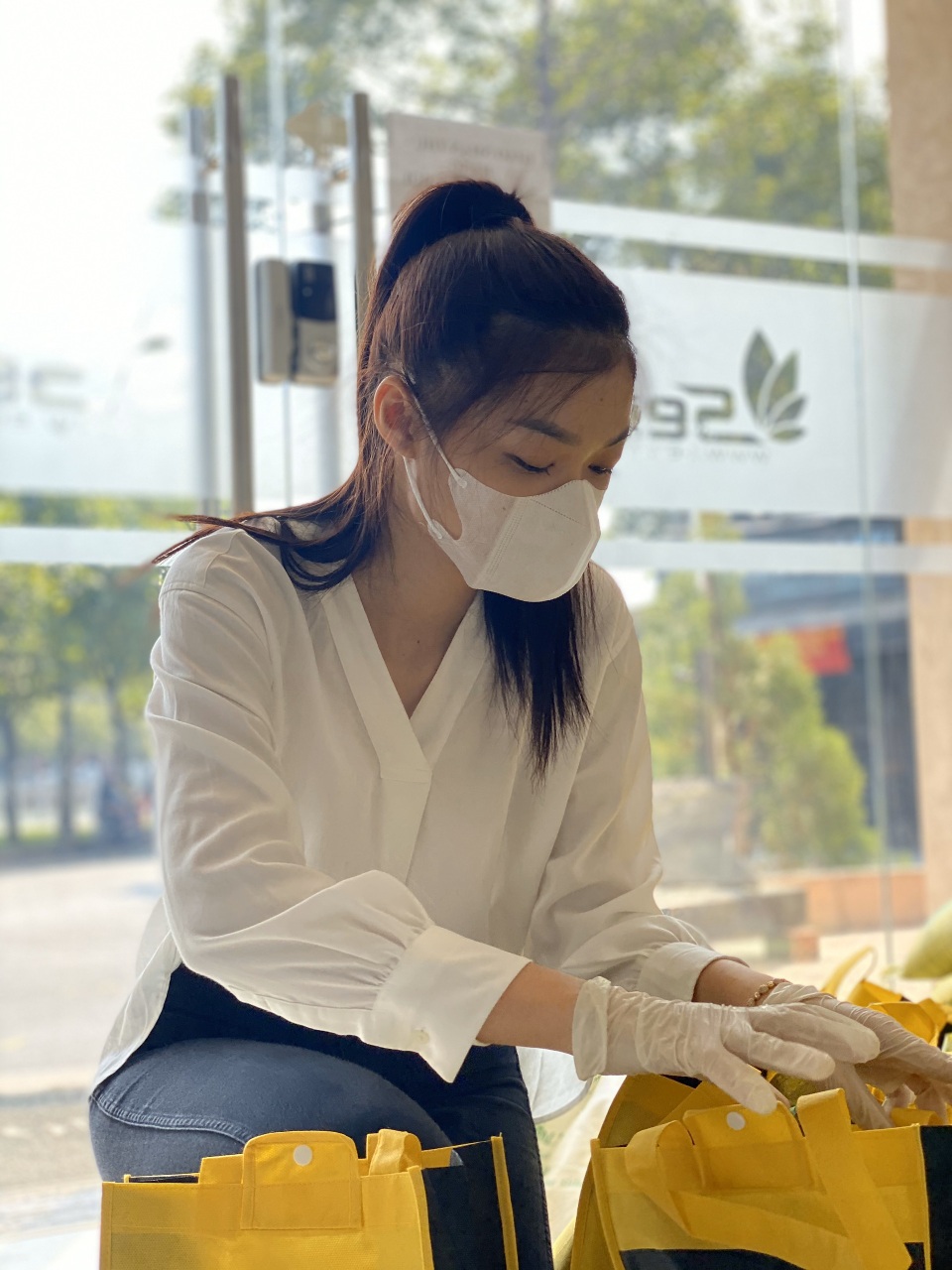 Á hậu Kiều Loan cùng đạo diễn Hoàng Nhật Nam giúp đỡ người bán vé số - 3