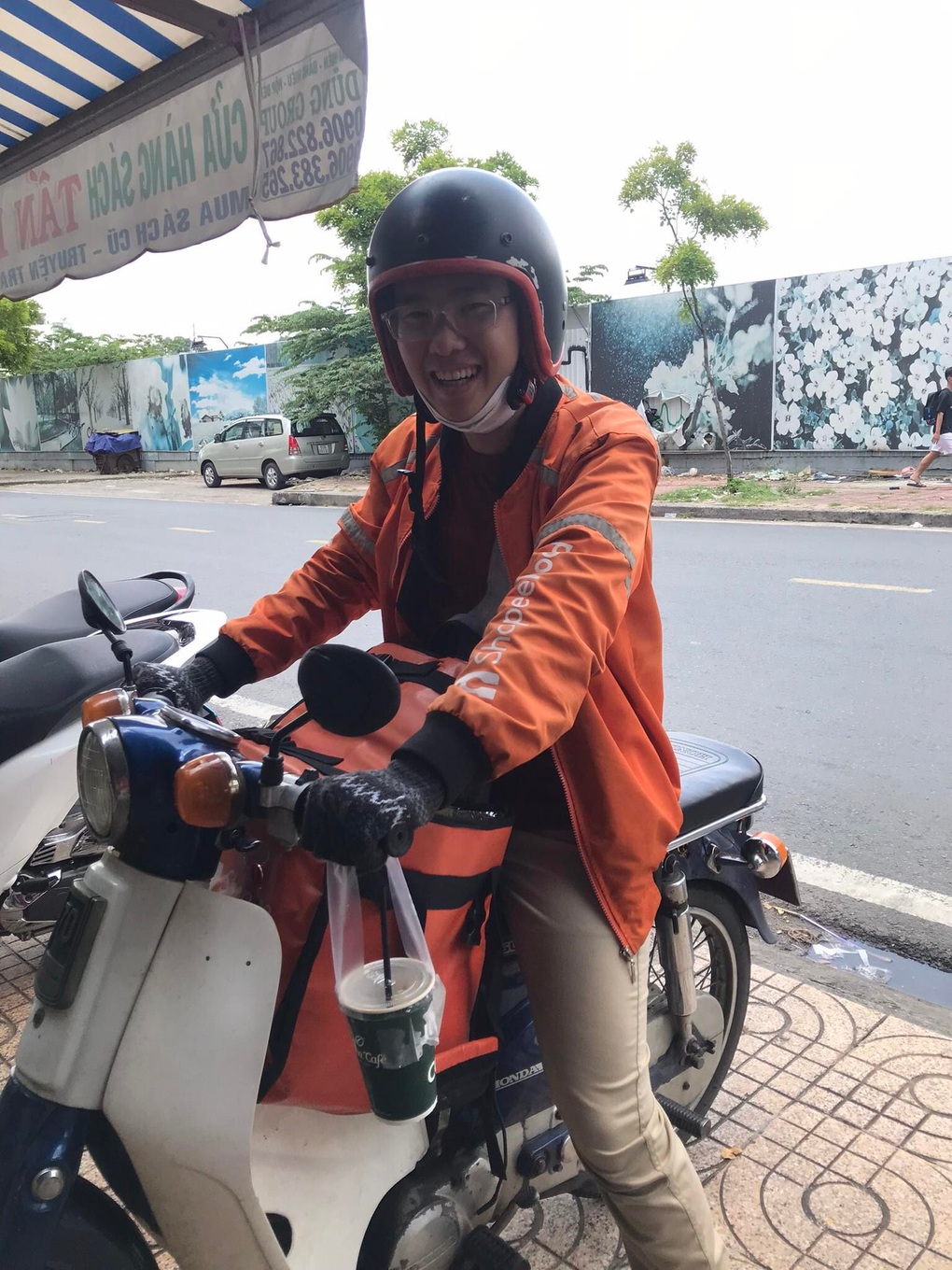 Chuyện đời buồn ít ai biết của chàng shipper nói tiếng Pháp gây bão mạng - 4 Chuyện đời buồn ít ai biết của chàng shipper nói tiếng Pháp gây bão mạng - 4