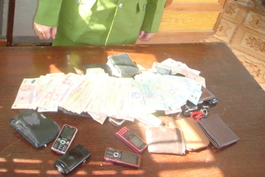 Bắt quả tang 18 con bạc đang say sưa sát phạt