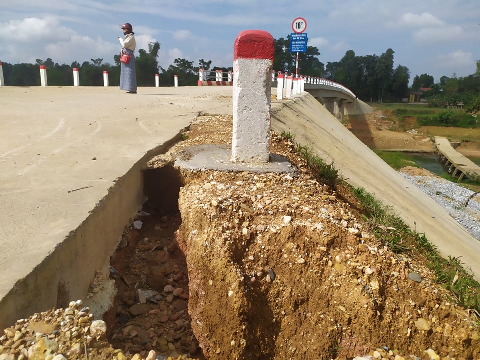 Cầu dân sinh gần 7 tỷ đồng hư hỏng nặng sau 1 tháng sử dụng - 6 Cầu dân sinh gần 7 tỷ đồng hư hỏng nặng sau 1 tháng sử dụng - 6