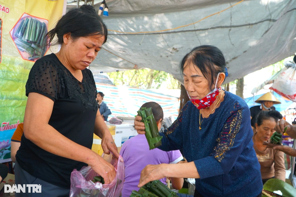 Mỏi tay gói bánh tiến vua, kiếm cả triệu đồng trong ngày lễ - 1 Mỏi tay gói bánh tiến vua, kiếm cả triệu đồng trong ngày lễ - 1