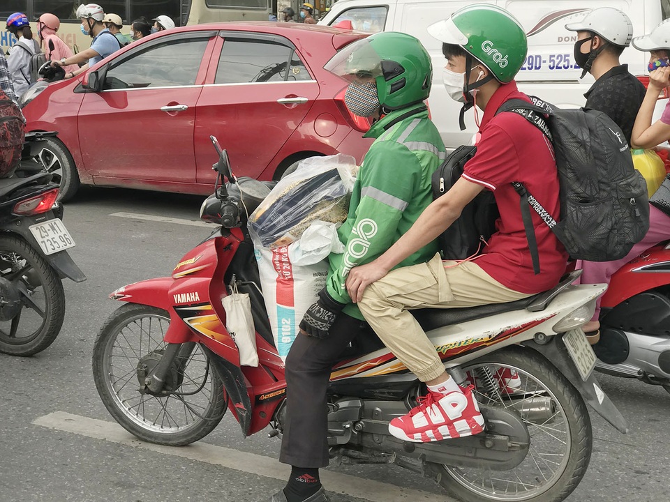 Dịch vụ xe ôm đắt khách khi dòng người ùn ùn trở lại Thủ đô - 4 Dịch vụ xe ôm đắt khách khi dòng người ùn ùn trở lại Thủ đô - 4