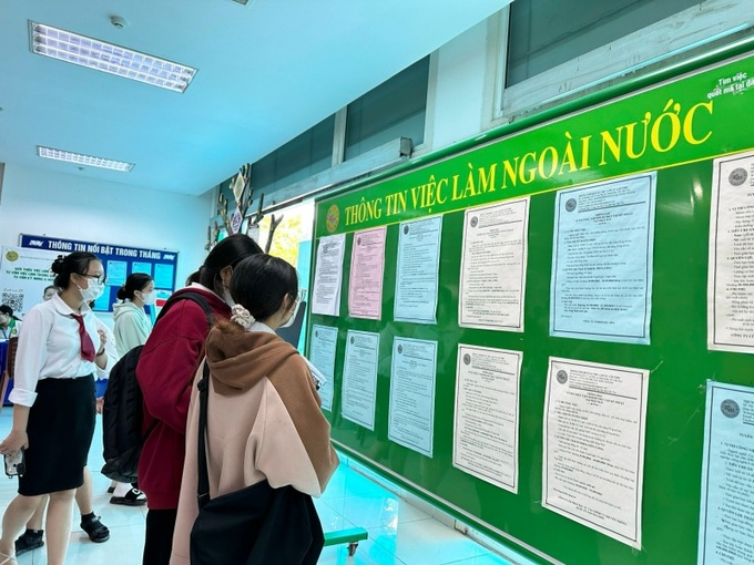 Sinh viên tham gia tìm việc.