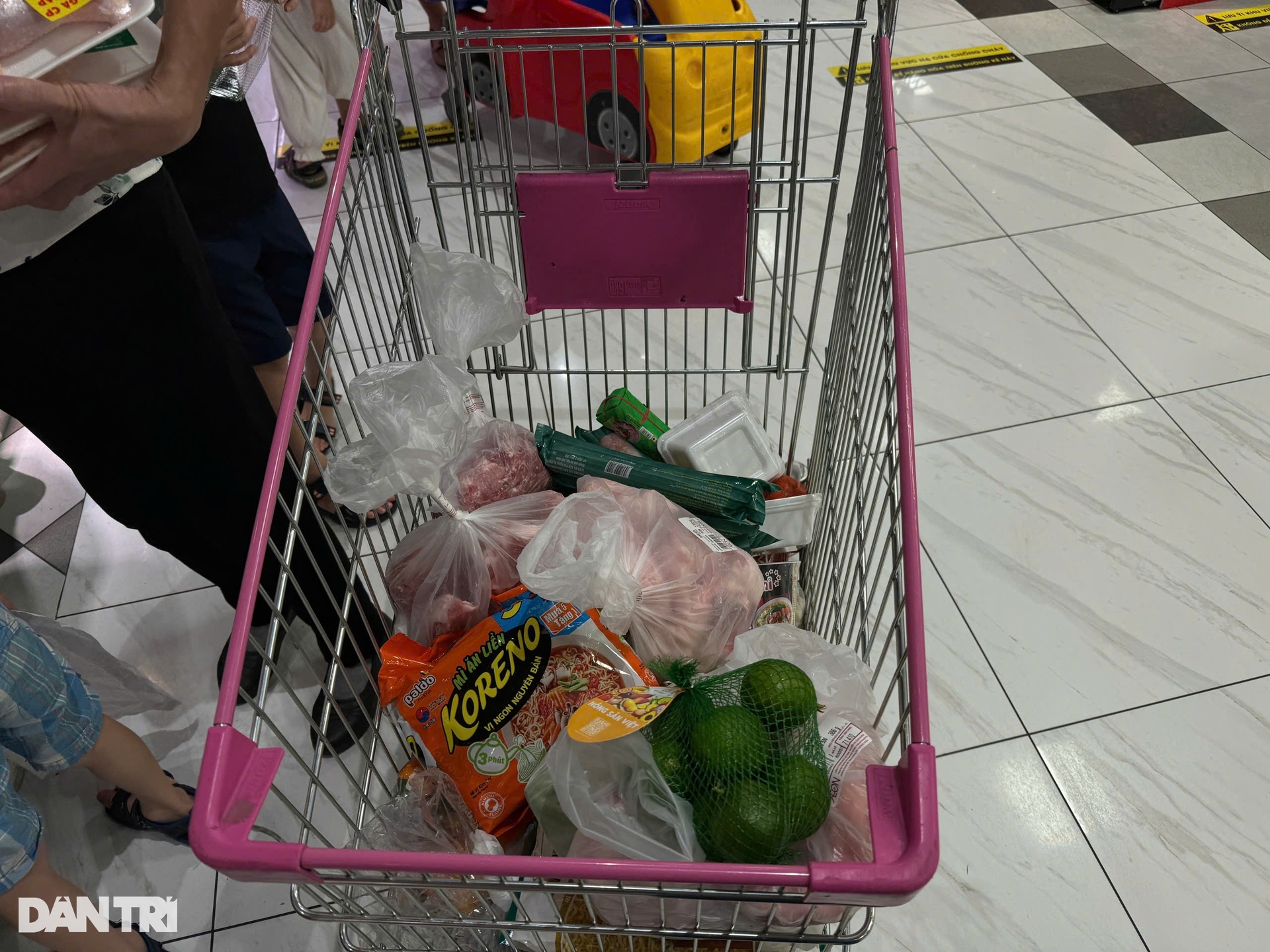 Rau, thịt dồi dào ở chợ, siêu thị Hà Nội: Hết cảnh chen chúc mua hàng - 8 Rau, thịt dồi dào ở chợ, siêu thị Hà Nội: Hết cảnh chen chúc mua hàng - 8