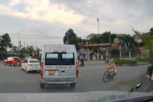 Thanh niên đầu trần đi xe máy tự trượt ngã khi gặp cảnh sát giao thông