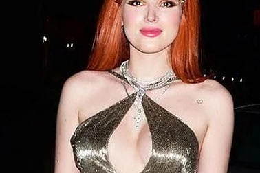 Bella Thorne khoe ngực căng đầy