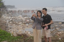 Tranh cãi cảnh du lịch như hành xác: Đợi phà nửa ngày, tắm cùng rác