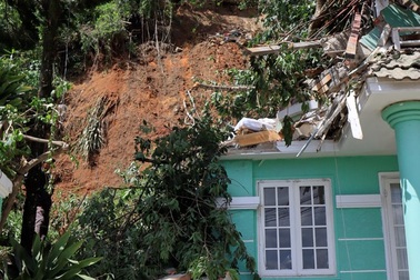 Sạt lở bờ taluy, khẩn cấp di dời các hộ dân ngay trong đêm