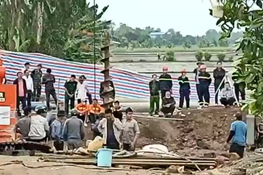 Lực lượng chức năng nỗ lực cứu bé trai lọt trụ sâu