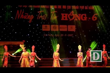 Học sinh khiếm thị, khiếm thính biểu diễn trong đêm nghệ thuật "Những trái tim hồng ở Đà Nẵng tối 28/9