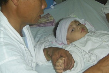 Tai nạn tàu hỏa kinh hoàng: Bé 18 tháng tuổi thoát chết hi hữu