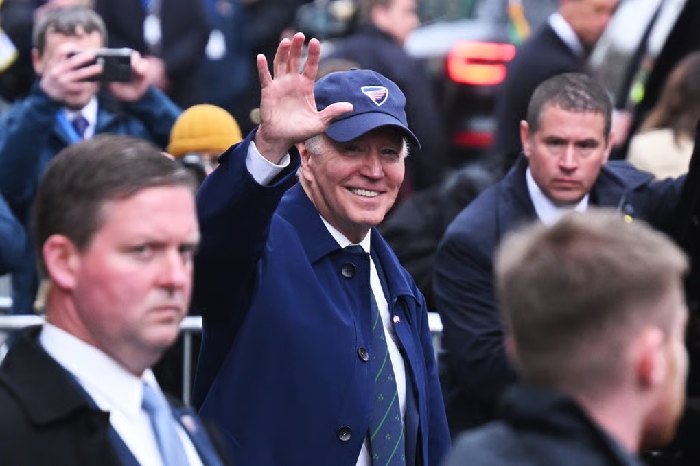 Tài liệu mật về bảo vệ Tổng thống Biden rơi trên đường phố Bắc Ireland - 1 Tài liệu mật về bảo vệ Tổng thống Biden rơi trên đường phố Bắc Ireland - 1