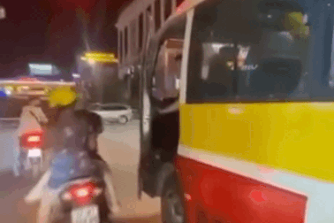Xử phạt tài xế xe buýt mở cửa đập vào người đi xe máy ở Nghệ An