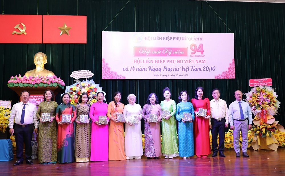 King Coffee tặng 100 mô hình cà phê nhượng quyền cho phụ nữ tại quận 8