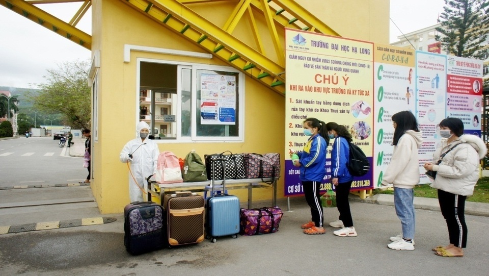 Sinh viên háo hức quay lại trường sau kỳ nghỉ kéo dài vì dịch Covid-19 - 2 Sinh viên háo hức quay lại trường sau kỳ nghỉ kéo dài vì dịch Covid-19 - 2
