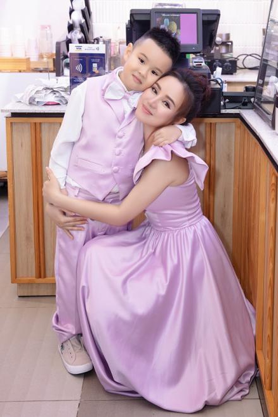 Ca sĩ Vy Oanh lần đầu khoe con trên sân khấu - 11