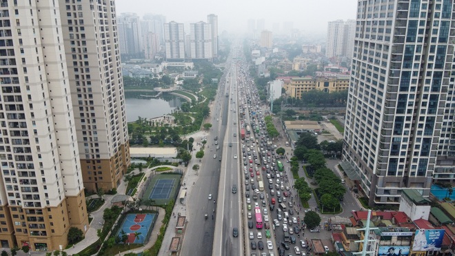 Hà Nội: Hình ảnh ô tô không lối thoát tại đường vành đai 3 trên cao - 8 Hà Nội: Hình ảnh ô tô không lối thoát tại đường vành đai 3 trên cao - 8