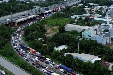 Cửa ngõ cao tốc TPHCM - Long Thành - Dầu Giây ùn ứ kéo dài cuối tuần