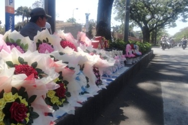 TPHCM: Hoa, quà Valentine ế ẩm