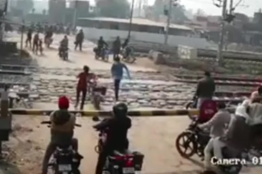 Người đàn ông "bỏ của chạy lấy người" khi nhìn thấy đoàn tàu đang lao đến