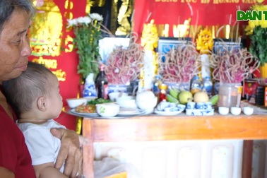 Bé 5 tháng tuổi cùng lúc mất cả bố mẹ và anh trai