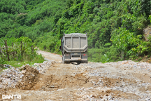 Con đường "đau khổ" hơn 40 năm tuổi bao giờ mới được sửa chữa?