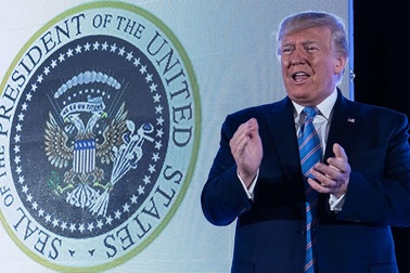 Ông Trump phát biểu trước huy hiệu tổng thống giả in hình đại bàng Nga và gậy golf