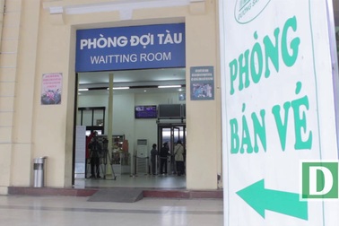 Còn bỡ ngỡ nhưng khách hàng rất hào hứng làm quen với hệ thống máy soát vé tại ga Hà Nội