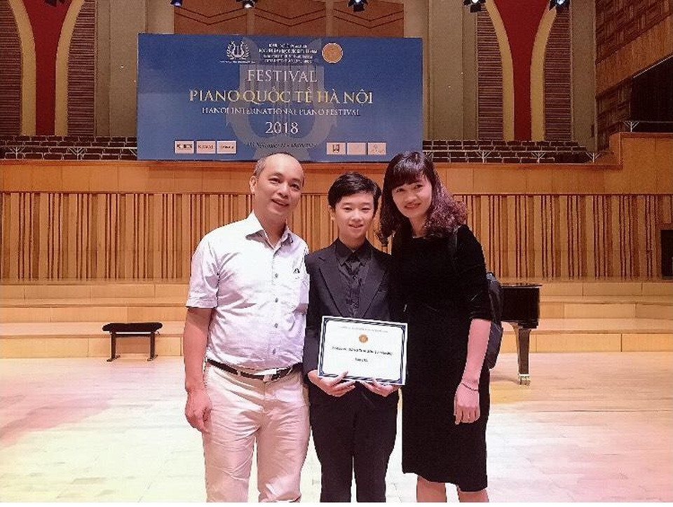 “Cậu bé vàng” piano tự hào khi quốc kỳ Việt Nam tung bay tại các cuộc thi - 3 “Cậu bé vàng” piano tự hào khi quốc kỳ Việt Nam tung bay tại các cuộc thi - 3