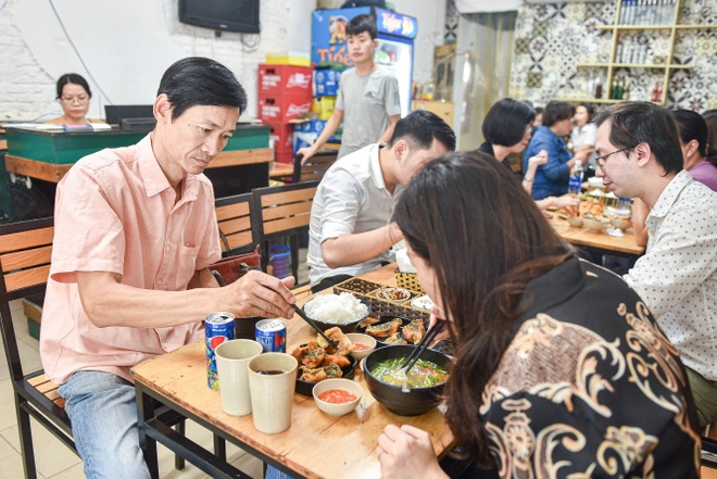 Quán bún cá chấm bán 300 bát/ngày, khách xếp hàng đợi thưởng thức - 2 Quán bún cá chấm bán 300 bát/ngày, khách xếp hàng đợi thưởng thức - 2