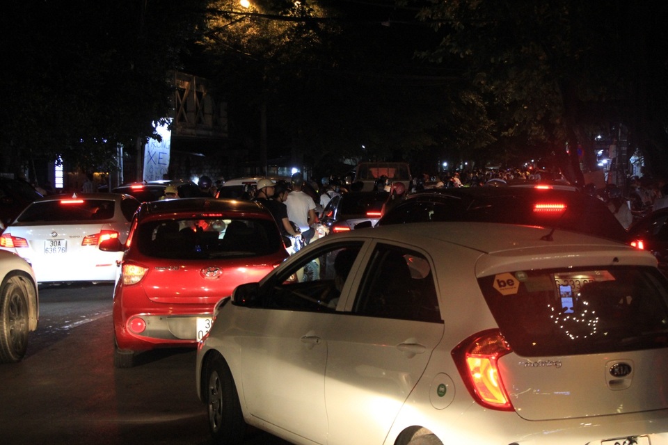 Đường lên phố Hàng Mã ùn tắc kinh hoàng trước đêm Trung thu - 4