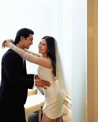 Người đàn ông đẹp trai nhất thế giới năm 2021 vừa cưới vợ - 3