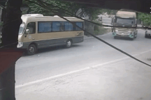 Xe ben bị ép như "kẹp chả" ở khúc cua trong một tình huống lãng xẹt