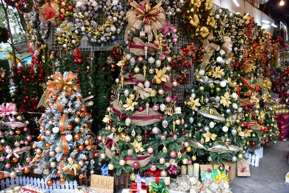Cây thông Noel giá chục triệu đắt hàng trước lễ Giáng sinh - 4 Cây thông Noel giá chục triệu đắt hàng trước lễ Giáng sinh - 4