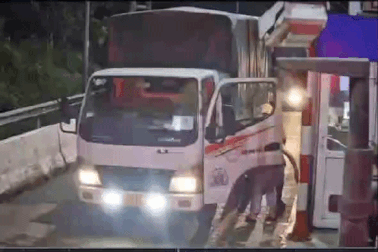 Nam tài xế bất ngờ đột quỵ ngay tại trạm thu phí