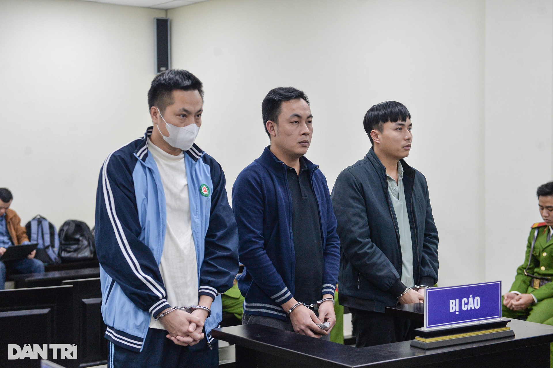 Dẫn giải 3 cựu cán bộ công an bị cáo buộc bắn trộm dê của dân đến hầu tòa - 7