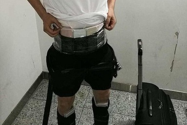 Giấu hàng trăm chiếc iPhone 7 quanh người để buôn lậu