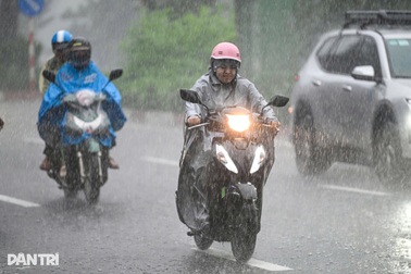 Dự báo mưa lớn tiếp tục trút xuống Hà Nội chiều nay