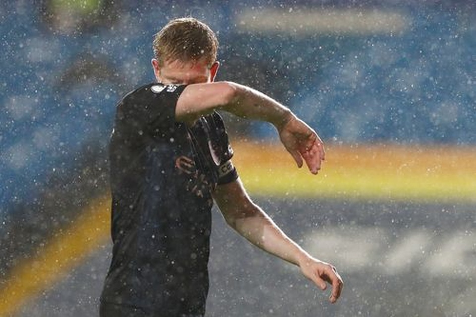 Xà ngang hỗ trợ Man City hòa Leeds United - 1 Xà ngang hỗ trợ Man City hòa Leeds United - 1