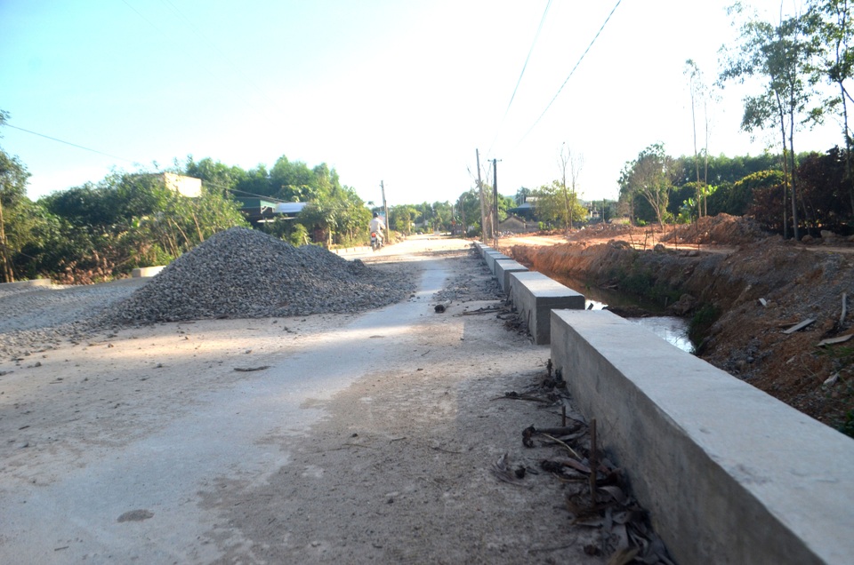 Hàng trăm thanh sắt cắm ngược như chông “bẫy” người đi đường - 7 Hàng trăm thanh sắt cắm ngược như chông “bẫy” người đi đường - 7