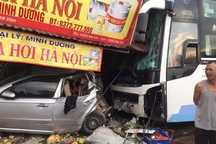 Xe khách lao vào nhà dân, 1 người chết, 3 người bị thương