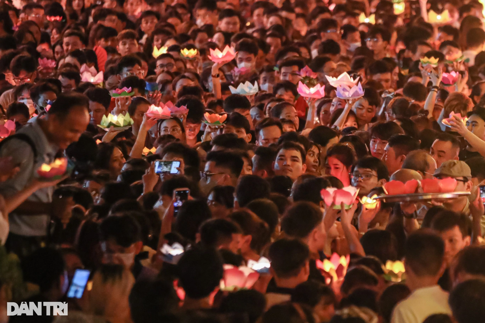 Hàng nghìn người dân ở TPHCM thả hoa đăng mừng Phật đản - 2 Hàng nghìn người dân ở TPHCM thả hoa đăng mừng Phật đản - 2