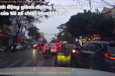 Tài xế ô tô nhất quyết giành đường với nhân viên vệ sinh gây phẫn nộ