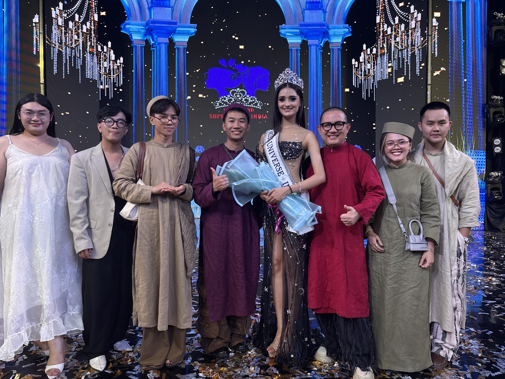 រ៉ូបពីរម៉ូដរបស់អ្នករចនាវៀតណាមជួយឲ្យម្ចាស់សម្រស់អន្តរជាតិពីររូបឈ្នះមកុដជាប់គ្នា - ២ Hai bộ váy của NTK Việt giúp hai hoa hậu quốc tế liên tiếp đăng quang - 2