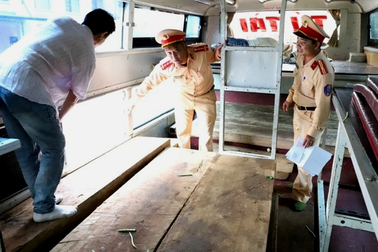 Phát hiện xe khách vận chuyển gỗ lậu