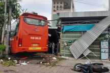 Xe khách lao vào quán cà phê, 1 người chết, 3 người bị thương