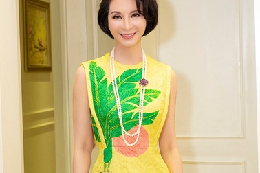 MC Thanh Mai khoe vòng eo "con kiến"