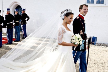 10 bộ váy cưới lộng lẫy của các cô dâu hoàng gia châu Âu