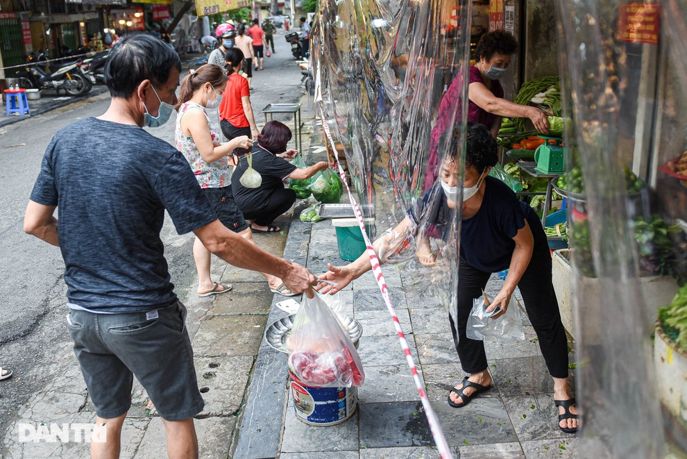 Ghé chợ nhà giàu Hà Nội: Tiểu thương đi chợ hộ người dân - 5 Ghé chợ nhà giàu Hà Nội: Tiểu thương đi chợ hộ người dân - 5